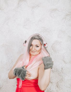 Beyaz arka planda kulaklık takmış güzel bir kadının portresi.