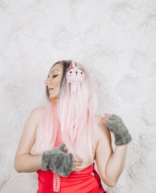 Beyaz arka planda kulaklık takmış güzel bir kadının portresi.