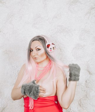 Beyaz arka planda kulaklık takmış güzel bir kadının portresi.