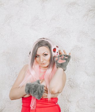 Beyaz arka planda kulaklık takmış güzel bir kadının portresi.