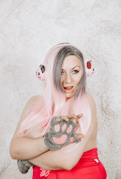 Beyaz arka planda kulaklık takmış güzel bir kadının portresi.