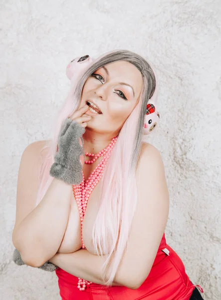 Beyaz arka planda kulaklık takmış güzel bir kadının portresi.