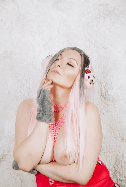 Beyaz arka planda kulaklık takmış güzel bir kadının portresi.