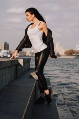 çekici fitness kadın yaşam tarzı portresi. Kafkas modeli şehirde yürüyor.