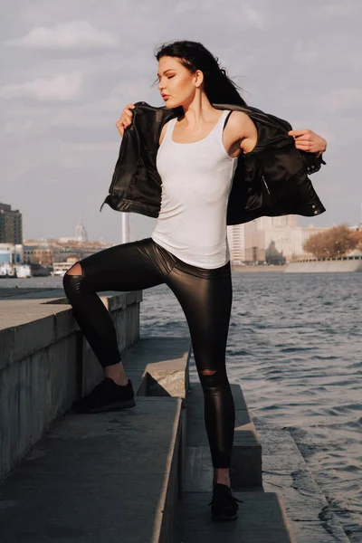 Attraktiv fitness kvinna livsstil porträtt. kaukasiska modell promenader i staden — Stockfoto