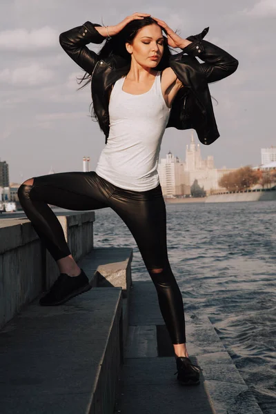 Aantrekkelijke fitness vrouw lifestyle portret. Kaukasisch model wandelen in de stad — Stockfoto