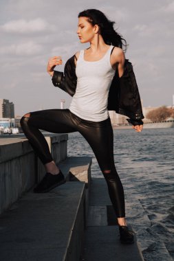 çekici fitness kadın yaşam tarzı portresi. Kafkas modeli şehirde yürüyor.