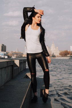 çekici fitness kadın yaşam tarzı portresi. Kafkas modeli şehirde yürüyor.