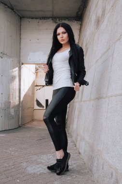 çekici fitness kadın yaşam tarzı portresi. Kafkas modeli şehirde yürüyor.