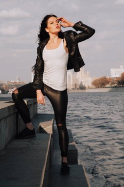 çekici fitness kadın yaşam tarzı portresi. Kafkas modeli şehirde yürüyor.