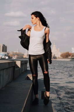 çekici fitness kadın yaşam tarzı portresi. Kafkas modeli şehirde yürüyor.