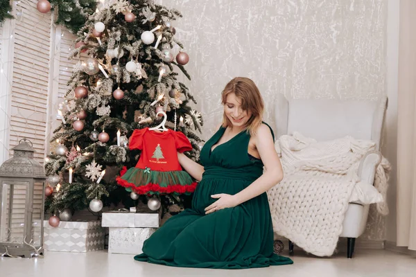 Έγκυος Happy Woman Γιορτάζει τα Χριστούγεννα σε διακοσμημένο δωμάτιο με έλατο το νέο έτος — Φωτογραφία Αρχείου