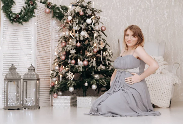 Έγκυος Happy Woman Γιορτάζει τα Χριστούγεννα σε διακοσμημένο δωμάτιο με έλατο το νέο έτος — Φωτογραφία Αρχείου