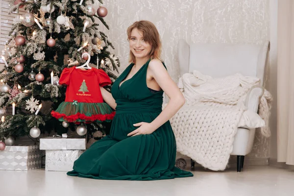 Donna felice incinta festeggia il Natale in camera decorata con abete di nuovo anno — Foto Stock