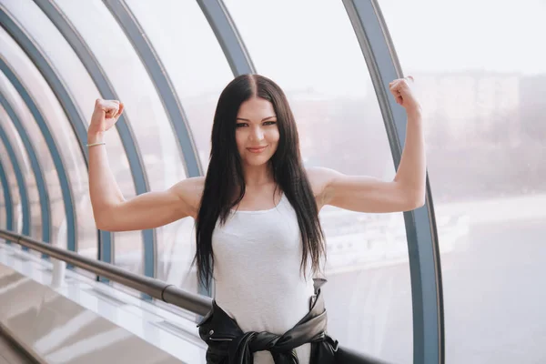 Attraktive Fitness Frau Lifestyle Porträt. Kaukasisches Modell läuft durch die Stadt — Stockfoto