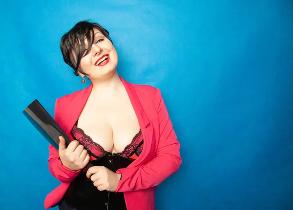 Secrétaire sexy en lingerie et veste d'affaires rose vif tenant un dossier avec des documents sur un fond bleu dans le Studio — Photo