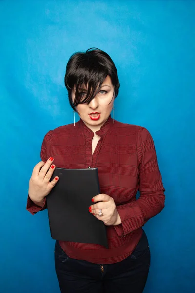 Retrato de mujer feliz en la oficina, de pie con la carpeta en el fondo del estudio bluw — Foto de Stock