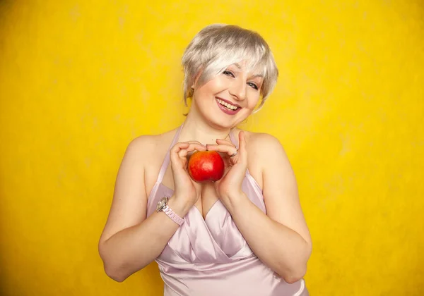 Zblízka hezká mladá žena drží jablko se chystá jíst — Stock fotografie