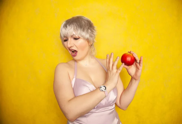 Adorable funny plus size woman with short hair shows dislike for fruit — ストック写真