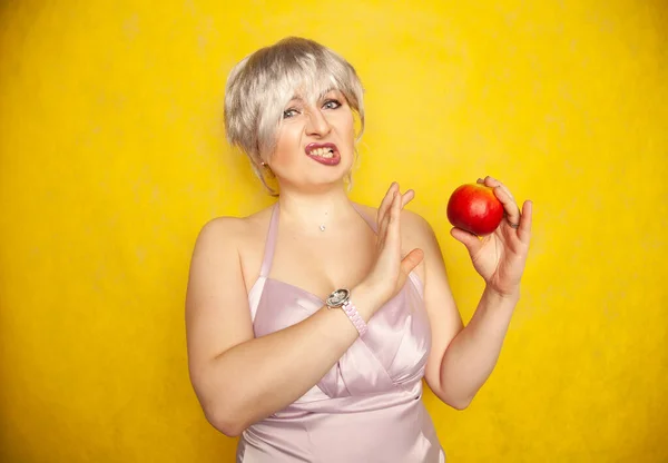 Adorable funny plus size woman with short hair shows dislike for fruit — ストック写真