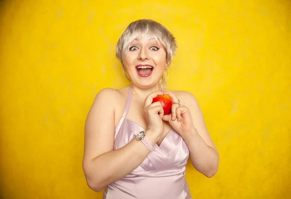 Close up mooi jong vrouw holding een appel shes over naar eten — Stockfoto