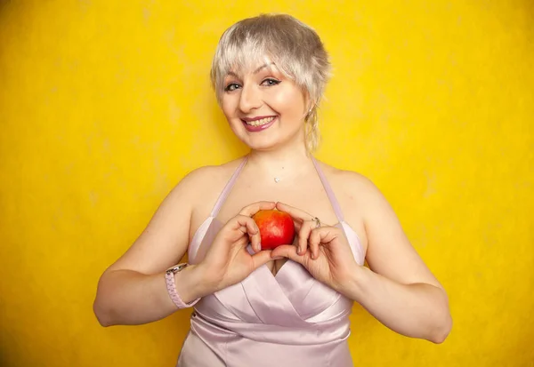 Close up pretty young woman holding an apple shes about to eat — Stock Photo, Image