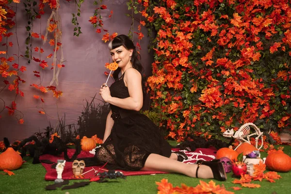 레이스 고딕 핀을 단 검은 머리의 얇은 패션의 할로윈 소녀 가을 배경에 가을 나뭇잎을 입고 포즈를 취하다 — 스톡 사진