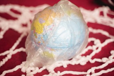 Küresel ısınma kavramı. Plastik poşetteki dünya gezegeni..