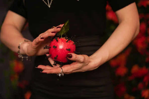 Hermosa chica de Halloween en negro pin up ropa con manzana roja muerta en la mano en el otoño hojas fondo solo — Foto de Stock
