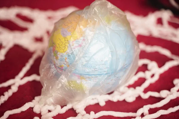 Conceito de aquecimento global. planeta terra no saco de plástico . — Fotografia de Stock