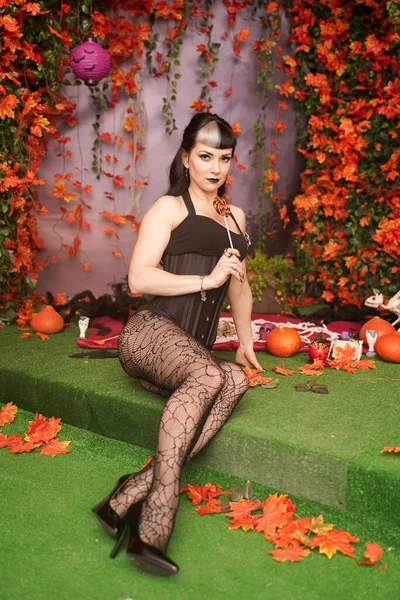 Retrato de mujer vampiro de Halloween. hermosa glamour moda sexy vampiro dama con largo pelo negro con belleza maquillaje y traje —  Fotos de Stock