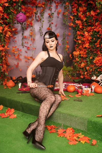 Retrato de mujer vampiro de Halloween. hermosa glamour moda sexy vampiro dama con largo pelo negro con belleza maquillaje y traje —  Fotos de Stock