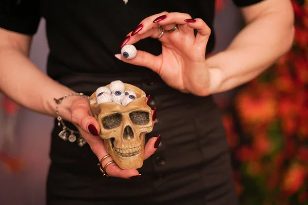 Calavera con caramelos en forma de ojos humanos. Concepto Halloween —  Fotos de Stock