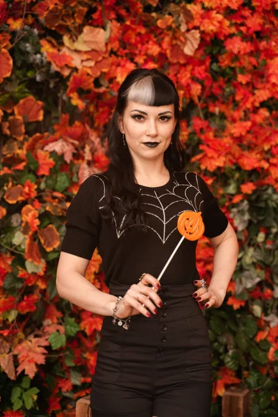 Mulher bonita em roupas de carnaval preto pronto para o dia das bruxas — Fotografia de Stock