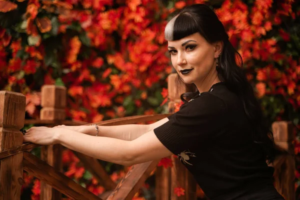 Belle jeune femme en noir vêtements de carnaval prêt pour halloween — Photo