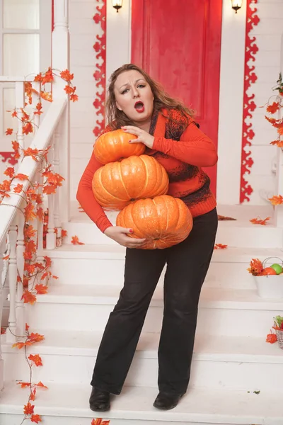 오렌지 스웨터를 입고 백악관 현관에서 있는 뚱뚱 한 백인 여자. — 스톡 사진