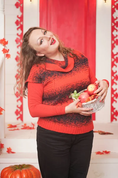 Hermosa caucásico emocional gordito mujer con manzanas en pequeño cesta en blanco casa fondo solo — Foto de Stock