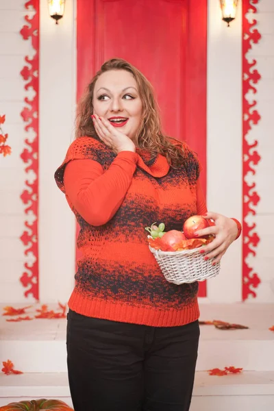 Hermosa caucásico emocional gordito mujer con manzanas en pequeño cesta en blanco casa fondo solo — Foto de Stock