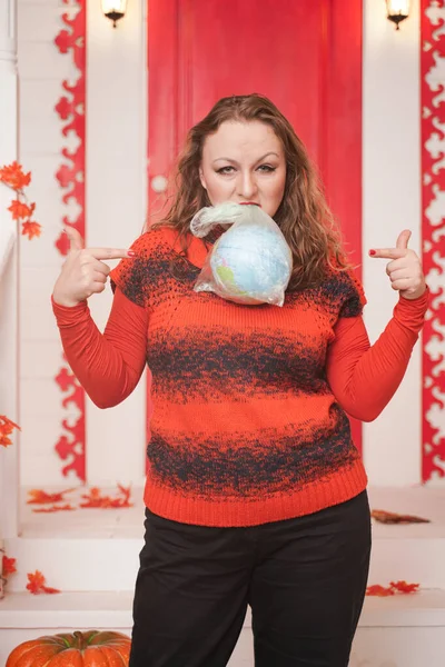 Una mujer adulta emocional sostiene un planeta en una bolsa de plástico en sus manos y muestra un plástico de consumo excesivo irresponsable — Foto de Stock