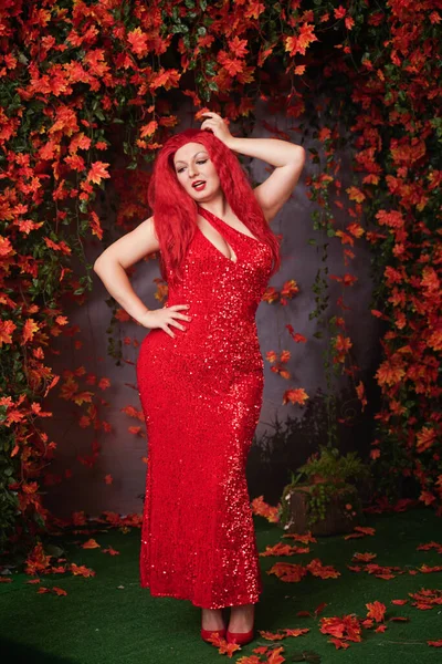 Bela menina gorda em vestido de noite longo vermelho no parque de outono. corpo de comprimento total . — Fotografia de Stock