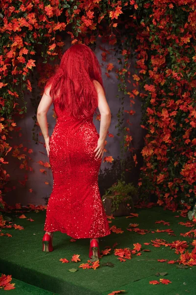 Bela menina gorda em vestido de noite longo vermelho no parque de outono. corpo de comprimento total . — Fotografia de Stock