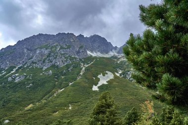 Güzel panoramik Yüksek Tatras dağlarda erken sonbahar, Kuzey Slovakya, Predne Solisko.