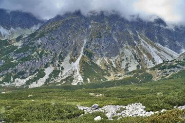 Güzel panoramik Yüksek Tatras dağlarda erken sonbahar, Kuzey Slovakya, Predne Solisko.