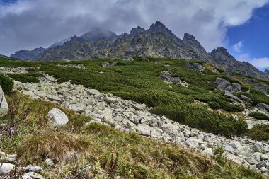 Güzel panoramik Yüksek Tatras dağlarda erken sonbahar, Kuzey Slovakya, Predne Solisko.