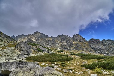 Güzel panoramik Yüksek Tatras dağlarda erken sonbahar, Kuzey Slovakya, Predne Solisko.
