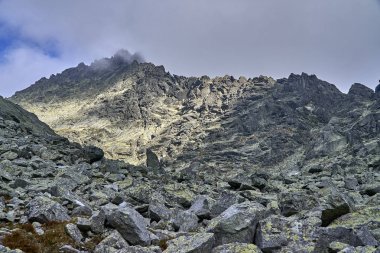 Güzel panoramik Yüksek Tatras dağlarda erken sonbahar, Kuzey Slovakya, Predne Solisko.