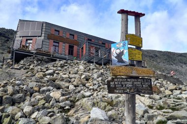Slovak Tatra, Slovakya - 16 Eylül 2018: Chata pod Rysami (yazlık Rysmi altında kömür Hunfalvy hago alatti menedekhaz, olarak da bilinen Chalet Vaha (Chata pod Vahou) - altında Zabia Mengu üst kısmında yer alan Tatra mountain chalet