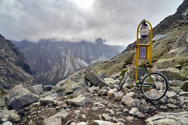 Slovak Tatra, Slovakya - 16 Eylül 2018: Chata pod Rysami (yazlık Rysmi altında kömür Hunfalvy hago alatti menedekhaz, olarak da bilinen Chalet Vaha (Chata pod Vahou) - altında Zabia Mengu üst kısmında yer alan Tatra mountain chalet