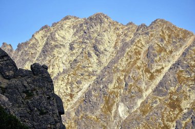 Güzel panoramik Yüksek Tatras dağlarda erken sonbahar, Kuzey Slovakya, Predne Solisko.