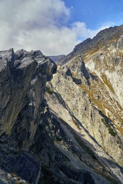 Güzel panoramik Yüksek Tatras dağlarda erken sonbahar, Kuzey Slovakya, Predne Solisko.
